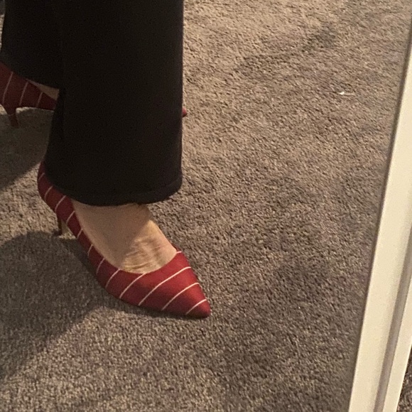 Candy stripe .. 2 1/2 inch heels.  ￼Shoe clips not included 
How cute 🎄🎄🎄 - Picture 7 of 9